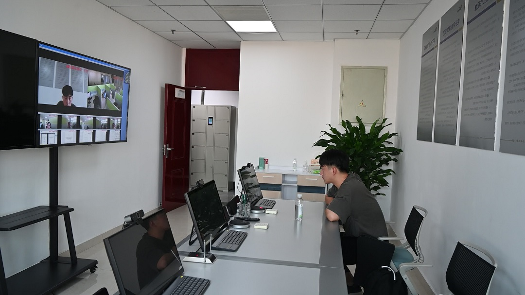 监督室-人物拉近景.MOV-20231017-141221.jpg