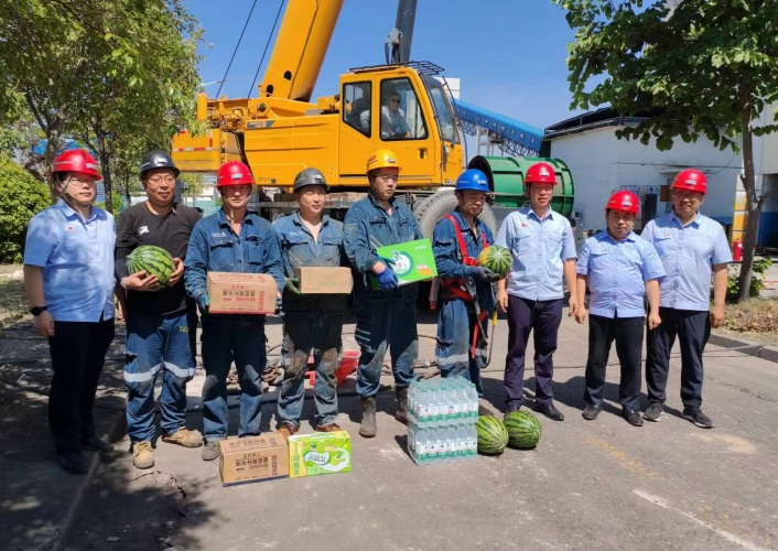 花园煤矿党委班子成员到基层一线进行慰问_副本.jpg