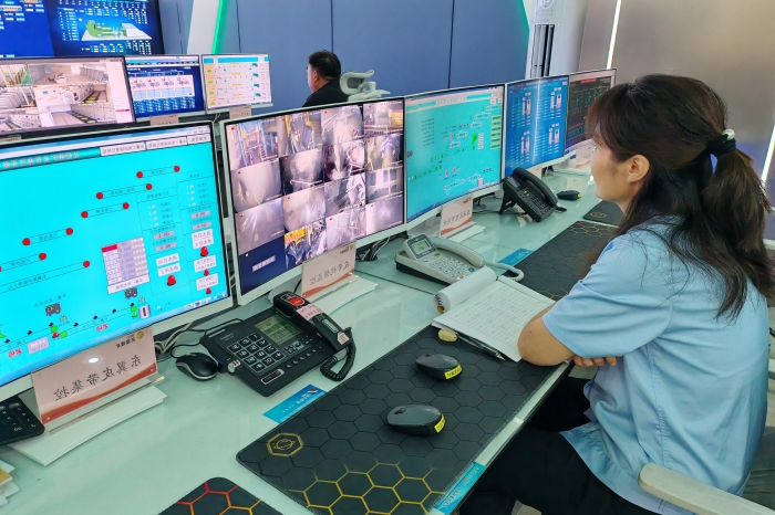年节约费用200万，花园煤矿煤流系统实现自决策运行。图为值班员在地面智能化控制中心操作井下皮带。（仇文摄影）。.jpg