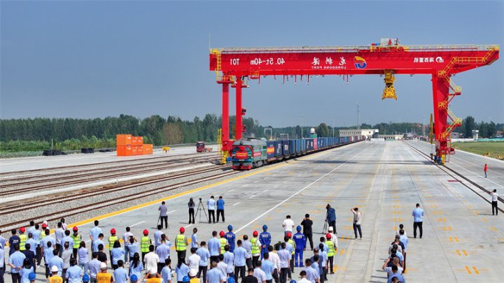 人民网丨山东济宁：龙拱港铁路专用线通车运营