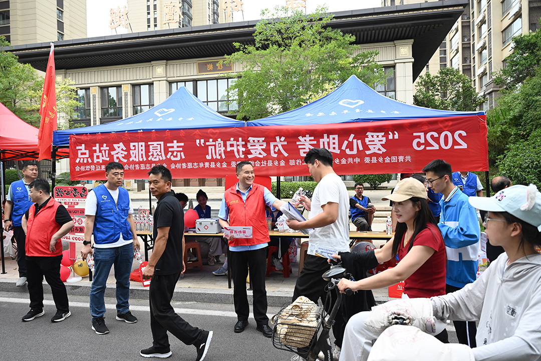 又是一年盛夏至，十年磨剑试锋芒，6月7日，高考启幕。金桥煤矿“万众红心 红蜻蜓”志愿服务队积极响应，组织志愿者赶赴考场，为莘莘学子提供“爱心送考”志愿服务活动，“爱心助考 为.jpg